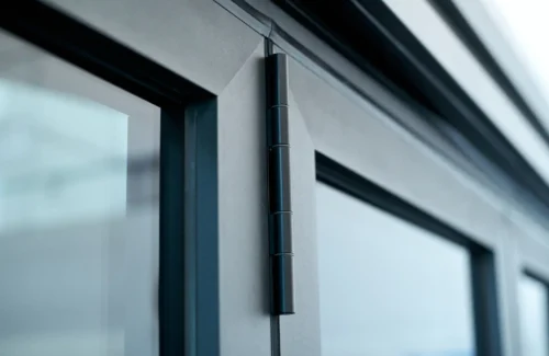 Detailansicht des Scharniers eines Metallfensters