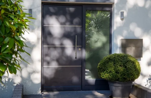 Haustür aus Metall mit Glaselement und großem Edelstahlgriff