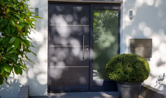 Haustür aus Metall mit Glaselement und großem Edelstahlgriff