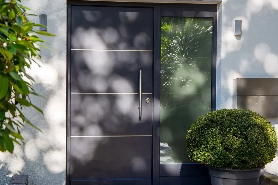 Stilvolle Terrasse mit Außenjalousien