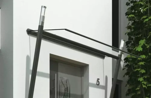 Schlichtes schräges Glasvordach an einer Haustür mit seitlichen Stützen