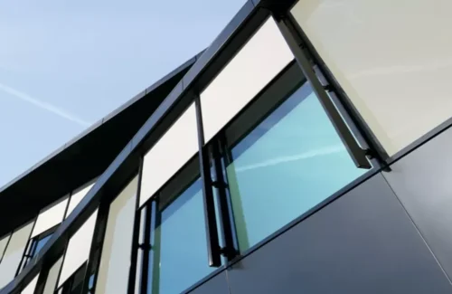 Front eines Geschäftsgebäudes mit halb geschlossenen Außenjalousien