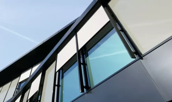 Front eines Geschäftsgebäudes mit halb geschlossenen Außenjalousien