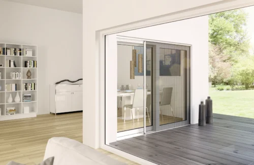 Moderne Schiebetür in einem hellen Wohnzimmer mit Blick auf den Garten